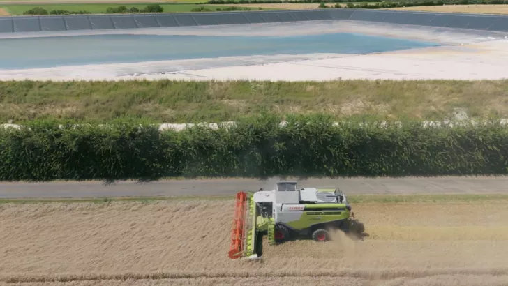 Le champ des Perrault jouxtant la méga-bassine de Sainte-Soline